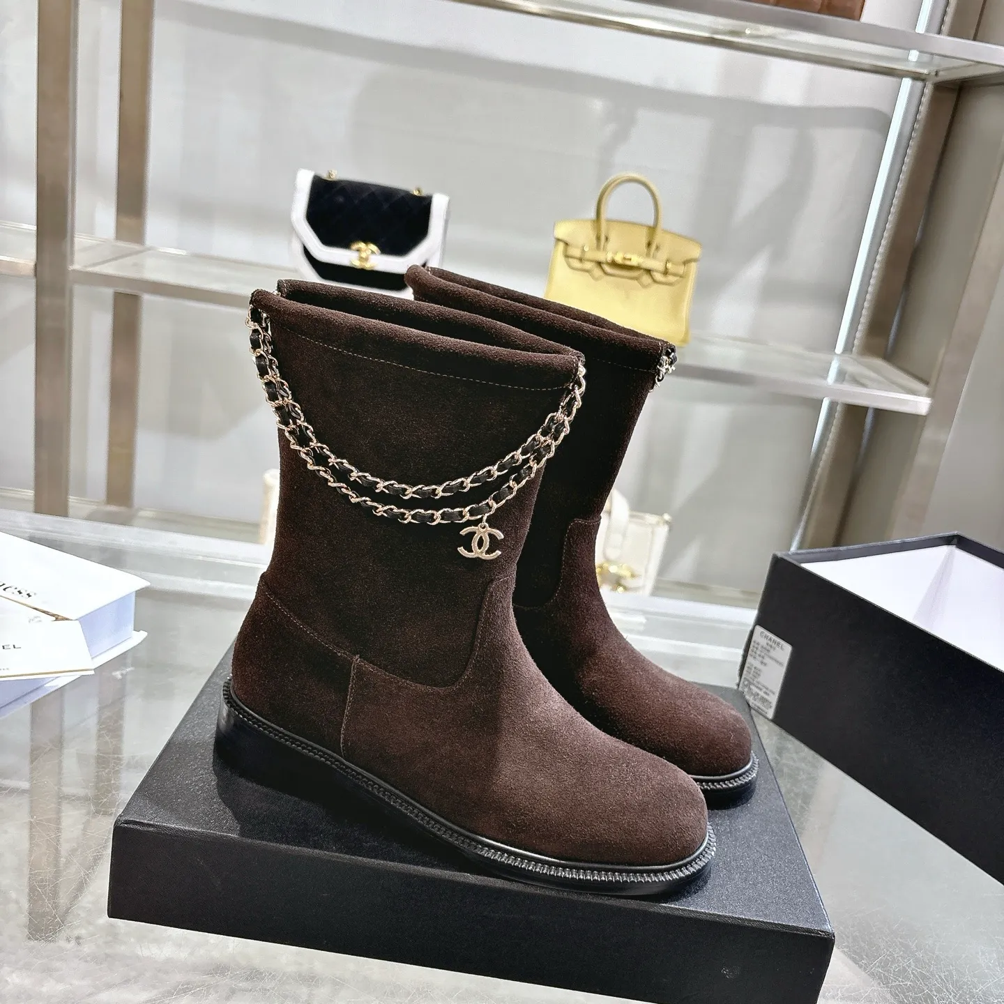 👟👟Ex-factory price 580👟👟 (Top version) CHANEL Chanel* Xiaoxiang new autumn and winter letter knight boots. This knight boot is really a representative of handsome fashion. The boots are embellished with Chanel letters, low-key yet luxurious! Simple, fashionable, individual and grand! The natural and smooth beauty has a beauty that is stunning in time. You should also show off your long legs in winter ~ Upper: imported calfskin Lining: water-dyed cowhide lining Heel height: about 3cm Size: 35-39 (40, 41 customization is not returnable)